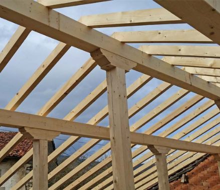 montajedeestructurademaderaparalacubiertadecasadepuebloenAlmeri a 459w